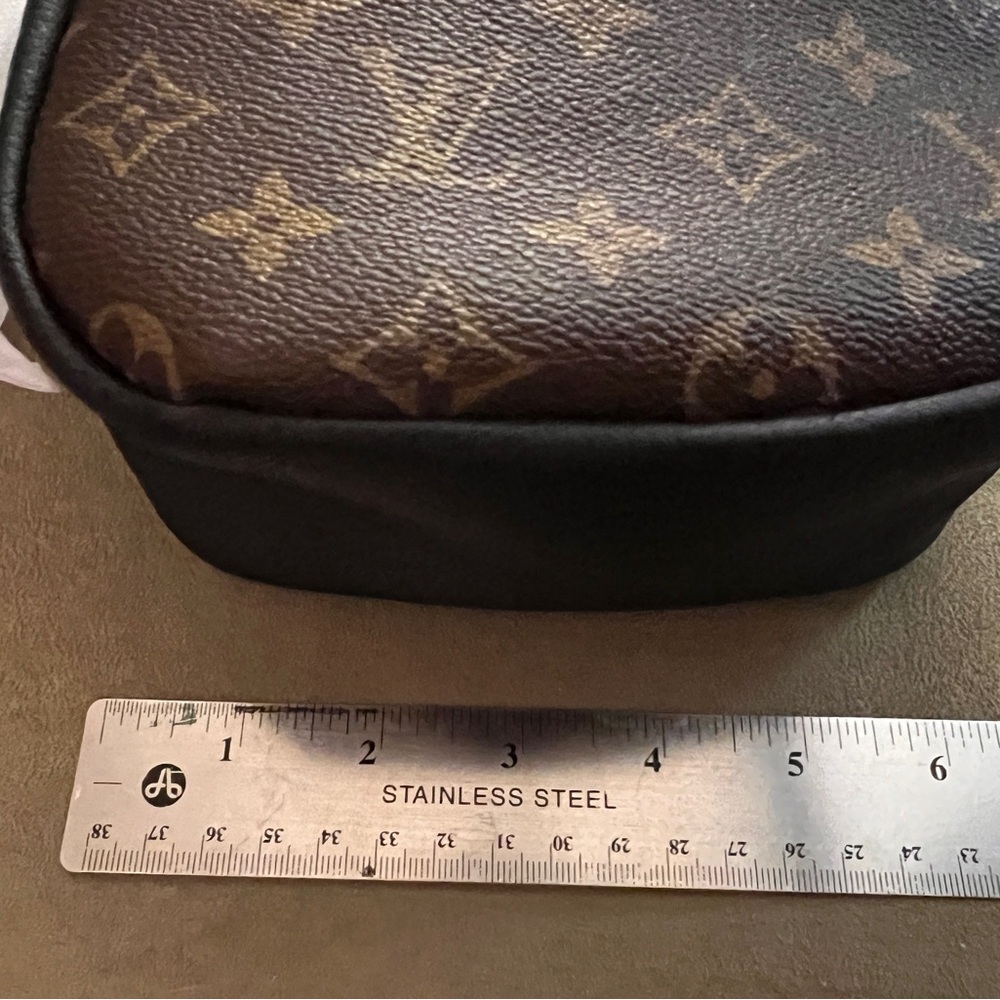๐ฏ% authentic LV material on this new bag! - Picture 5 of 7